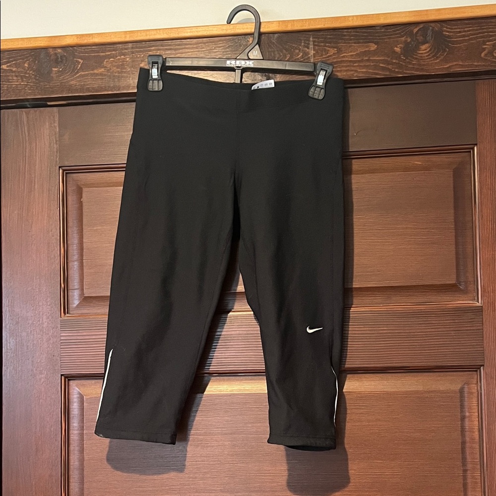 Nike Black Cropped Women's Athletic Leggings with Reflective Swoosh